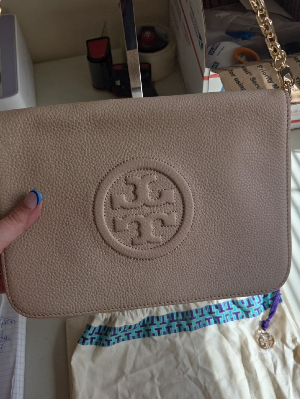 Tory Burch Bumbe  Pebbled Leather Shoulder Bag in Light Beige with Gold Chain - Picture 2 of 7